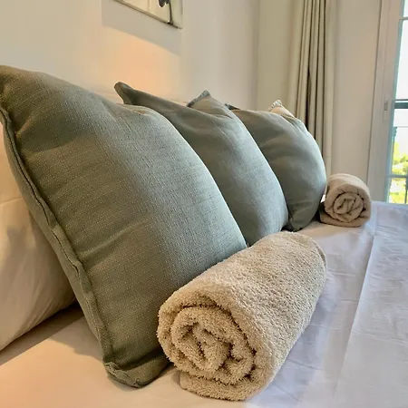 Panoramic Sea Views *